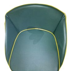 Komfortabel siddepude med tekst, ideel til lange timer i traktoren.