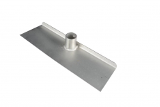 Rustfri gødningsskraber med lige design og 320 mm længde til let vedligeholdelse af markerne.