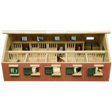 Detaljeret hestestald i skala 1:32, ideelt til heste- og modelentusiaster.