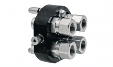 Mobil multifaster med 4x1/2" BSP, 70L og 250Bar, til fleksible løsninger i marken.