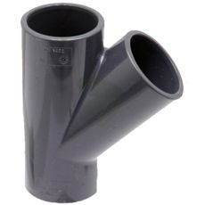 Y-stykke med 45° hældning i PVC-U, ideelt til at optimere rørflow.
