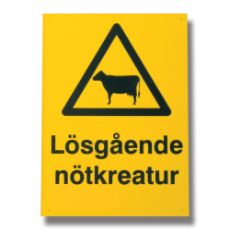 Skilt for at advare om løsgående kvæg i området, vigtigt for trafik og sikkerhed.