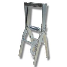 Galvaniseret fælde til effektiv fangst af muldvarpe og mosegrise i haven.