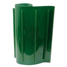 Fordelingsbånd med dimensionerne 1774 mm i længde og 880 mm i bredde, ideelt til maskiner.