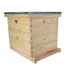 Umonteret Langstroth bikube i ubehandlet træ, klar til samling.