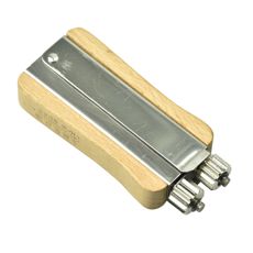 Rustfri trådstrækker med træhåndtag til holdbar brug i landbruget.