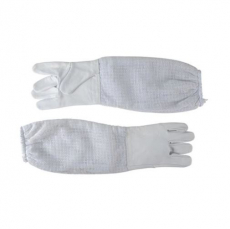 Hvid trelags bihandske i læder med god ventilation for komfort.