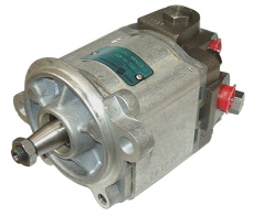 Servopumpe til Ford County 1124, perfekt til effektiv styring og præstation.