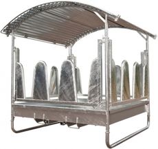 Foderhæk med bogstøtte, stabil og robust til effektiv foderhåndtering.