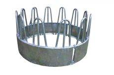 Galvaniseret foderhæk, holdbar og praktisk til dyrefoderhåndtering.