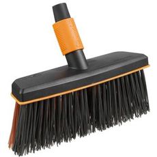 Gårdkost fra Fiskars, perfekt til rengøring af gårdområder og udstyr.