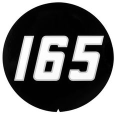 Rund sideetiket til MF 1866946M1, vigtigt tilbehør til traktorer og maskiner.