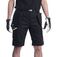 Sort shorts med sømlommer i stretchmateriale, komfortable og praktiske.