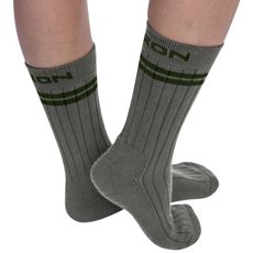 Halvhøje grå sokker der tilbyder både stil og komfort til enhver lejlighed.