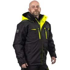 Foster vinterjakke i sort og gul, robust og varm i stuetemperatur, ideel til udendørs arbejde.