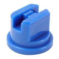 Blå dyse 110-03, designet til ensartet fordeling af væsker.