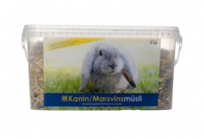 Spand med kanin- og marsvinpiller 3 kg, praktisk og let at bruge.