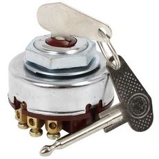 Zetor tændingslås med tre positioner, sikker og effektiv håndtering af tændingssystem.