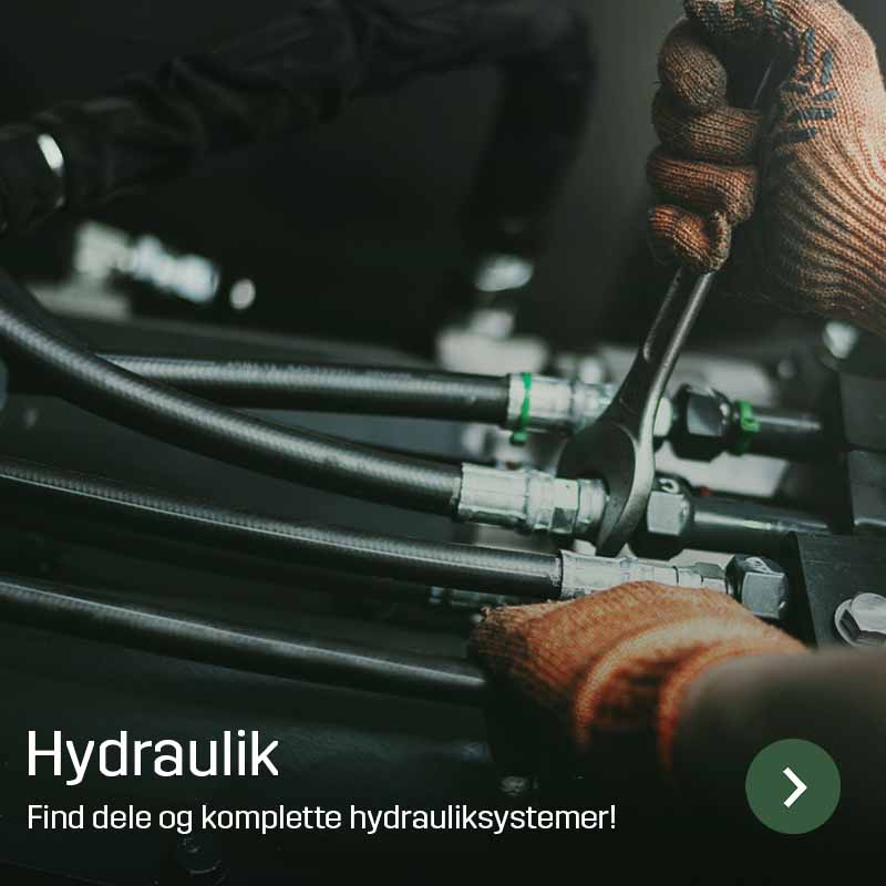 En hånd med arbejdshandske bruger en nøgle på hydraulikslanger og fittings. Sagros hydraulikdele ses som del af sortimentet til vedligehold og drift af maskiner i landbruget.