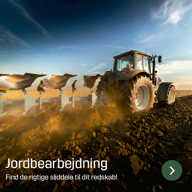Traktor med monteret plov bearbejder marken og vender jorden under kørsel. Sagros sliddele til jordbearbejdningsredskaber anvendes på redskaber til arbejde i marken.