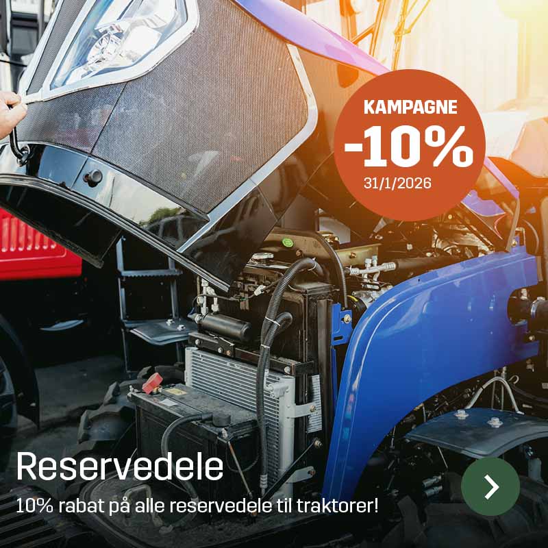 En traktor med åbent motorhjelm, hvor motor og komponenter er synlige. Sagros reservedelssortiment vises i en kampagne med oplysning om 10% rabat på traktorreservedele.