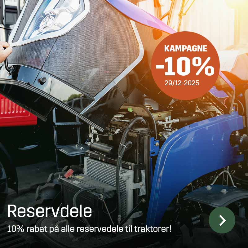 En traktor med åbent motorhjelm, hvor motor og komponenter er synlige. Sagros reservedelssortiment vises i en kampagne med oplysning om 10% rabat på traktorreservedele.