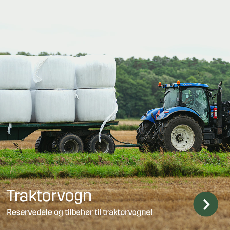 Blå traktor trækker en toakslet vogn med hvidindpakkede baller over en mark. Billedet viser en traktorvogn i landbrugsmiljø, en maskintype som Sagros tilbyder sliddele, reservedele og tilbehør til.